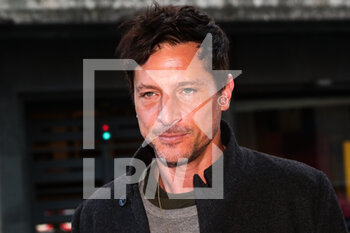 2022-01-16 - Simon Rex arrives at Palazzo Parigi during the MFW 2022 in Milan, Italy - CELEBRITY SIGHTNING - MFW 2022 - NEWS - VIP