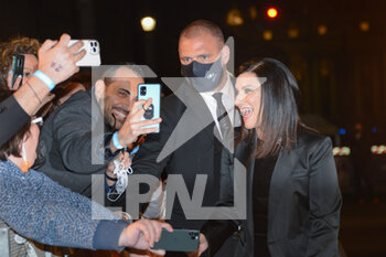 2022-04-05 - Laura Pausini greets her fans - PRESENTATION OF THE FILM WITH LAURA PAUSINI “PIACERE DI CONOSCERTI” - NEWS - VIP