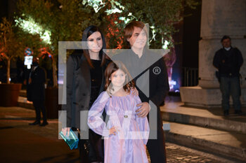 2022-04-05 - Laura Pausini with her partner Paolo Carta and their daughter Paola - PRESENTATION OF THE FILM WITH LAURA PAUSINI “PIACERE DI CONOSCERTI” - NEWS - VIP