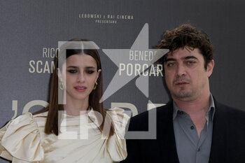 2022-02-22 - Benedetta Porcaroli e Riccardo Scamarcio - PHOTOCALL L'OMBRA DEL GIORNO - REPORTAGE - VIP
