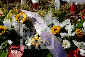2023-03-02 - flowers and drawings in front of sports hall funeral home - MATTARELLA PRESIDENT OF THE  ITALIAN REPUBLIC VISITING CROTONE AFTER THE MIGRANT SHIPWRECK - NEWS - CHRONICLE