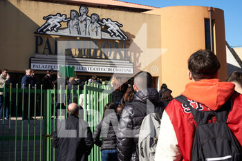 2023-03-02 - people wait to enter sports hall funeral home - MATTARELLA PRESIDENT OF THE  ITALIAN REPUBLIC VISITING CROTONE AFTER THE MIGRANT SHIPWRECK - NEWS - CHRONICLE