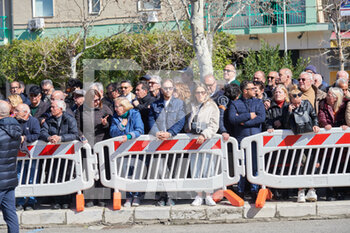 2023-03-02 - people waits president od repubblic Mattarella - MATTARELLA PRESIDENT OF THE  ITALIAN REPUBLIC VISITING CROTONE AFTER THE MIGRANT SHIPWRECK - NEWS - CHRONICLE