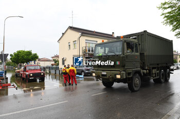 2023-05-19 - esercito, vigili del fuoco e volontari al lavoro durante l'alluvione a Lugo di Romagna (Lugo di Romagna during the flood) - ALLUVIONE (FLOOD) AT LUGO DI ROMAGNA - NEWS - CHRONICLE