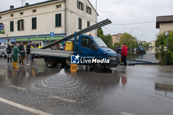 2023-05-19 - Volontari al lavoro durante l'alluvione a Lugo di Romagna (Lugo di Romagna during the flood) - ALLUVIONE (FLOOD) AT LUGO DI ROMAGNA - NEWS - CHRONICLE