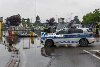 2023-05-19 - Polizia Locale e volontari al lavoro durante l'alluvione a Lugo di Romagna (Lugo di Romagna during the flood) - ALLUVIONE (FLOOD) AT LUGO DI ROMAGNA - NEWS - CHRONICLE