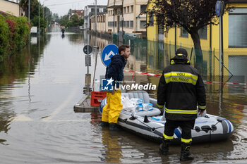 2023-05-19 - Volontari e vigili del fuoco portano viveri durante l'alluvione a Lugo di Romagna (Lugo di Romagna during the flood) - ALLUVIONE (FLOOD) AT LUGO DI ROMAGNA - NEWS - CHRONICLE