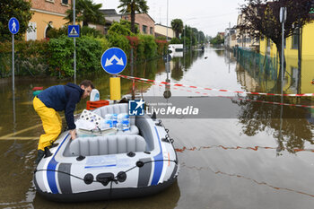 2023-05-19 - Volontari portano viveri durante l'alluvione a Lugo di Romagna (Lugo di Romagna during the flood) - ALLUVIONE (FLOOD) AT LUGO DI ROMAGNA - NEWS - CHRONICLE