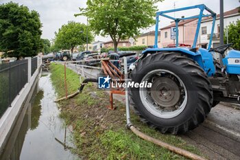 2023-05-19 - Volontari al lavoro con le pompe durante l'alluvione a lugo di romagna (Lugo di Romagna during the flood) - ALLUVIONE (FLOOD) AT LUGO DI ROMAGNA - NEWS - CHRONICLE