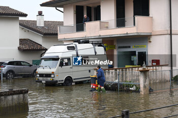 2023-05-19 - Due anziani durante l'alluvione a lugo di Romagna (Lugo di Romagna during the flood) - ALLUVIONE (FLOOD) AT LUGO DI ROMAGNA - NEWS - CHRONICLE