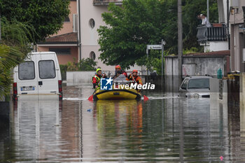 2023-05-19 - Volontari e vigili del fuoco al lavoro durante l'alluvione a Lugo di Romagna (Lugo di Romagna during the flood) - ALLUVIONE (FLOOD) AT LUGO DI ROMAGNA - NEWS - CHRONICLE