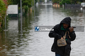 2023-05-19 - Un civile in salvo durante l'alluvione a Lugo di Romagna (Lugo di Romagna during the flood) - ALLUVIONE (FLOOD) AT LUGO DI ROMAGNA - NEWS - CHRONICLE