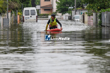 2023-05-19 - Volontari al lavoro durante l'alluvione a lugo di romagna (Lugo di Romagna during the flood) - ALLUVIONE (FLOOD) AT LUGO DI ROMAGNA - NEWS - CHRONICLE