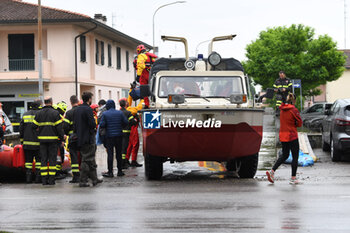 2023-05-19 - I mezzi dei vigili del fuoco portano in salvo i civili nelle zone alluvionate a Lugo di Romagna (Lugo di Romagna during the flood) - ALLUVIONE (FLOOD) AT LUGO DI ROMAGNA - NEWS - CHRONICLE