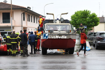 2023-05-19 - I mezzi dei vigili del fuoco portano in salvo i civili nelle zone alluvionate a Lugo di Romagna (Lugo di Romagna during the flood) - ALLUVIONE (FLOOD) AT LUGO DI ROMAGNA - NEWS - CHRONICLE