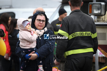 2023-05-19 - I vigili del fuoco portano in salvo famiglie con bambini durante l'alluvione a Lugo di Romagna (a mother with her baby in her arms brought to safety by the firefighters during the flood in Lugo) - ALLUVIONE (FLOOD) AT LUGO DI ROMAGNA - NEWS - CHRONICLE