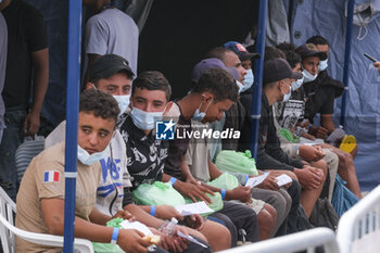 2023-09-14 - Salerno, September 14, 2023, Merchant ship BBC EDGE, which picked up 184 migrants on board 42 minors including 5 unaccompanied in the port of Salerno, disembarked. - MERCHANT SHIP BBC EDGE, WHICH PICKED UP 184 MIGRANTS ON BOARD IN THE PORT OF SALERNO, DISEMBARKED - NEWS - CHRONICLE