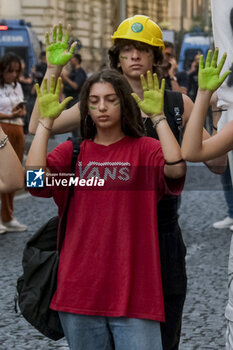 2023-10-06 - Friday For Future, students, associations, movements, in the square to demonstrate against climate change in Naples on October, 8 2023. - FRIDAY FOR FUTURE DEMONSTRATION IN NAPOLI - NEWS - CHRONICLE