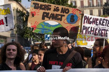 2023-10-06 - Friday For Future, students, associations, movements, in the square to demonstrate against climate change in Naples on October, 8 2023. - FRIDAY FOR FUTURE DEMONSTRATION IN NAPOLI - NEWS - CHRONICLE