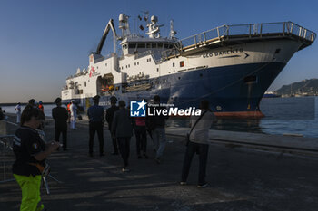 2023-10-09 - The ship Geo Barents with 258 migrants on board, 26 of whom are unaccompanied minors, from Syria, Egypt, Sudan, Sierra Leone and Pakistan, has docked at the Manfredi dock in the port of Salerno. - THE SHIP GEO BARENTS WITH 258 MIGRANTS ON BOARD IN SALERNO - NEWS - CHRONICLE