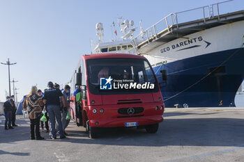 2023-10-09 - The ship Geo Barents with 258 migrants on board, 26 of whom are unaccompanied minors, from Syria, Egypt, Sudan, Sierra Leone and Pakistan, has docked at the Manfredi dock in the port of Salerno. - THE SHIP GEO BARENTS WITH 258 MIGRANTS ON BOARD IN SALERNO - NEWS - CHRONICLE
