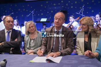 2023-10-11 - The Meloni government's minister of education and merit, Giuseppe Valditara, signs the Agenda Sud protocol in Caivano, which provides aid to local schools. - GIUSEPPE VALDITARA IN CAIVANO - NEWS - CHRONICLE