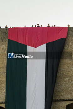 2023-10-12 - A large flag about 30 metres long with the colours of Palestine was displayed for a few minutes on the ramparts of Castel Sant'Elmo, the ancient fortress on the Vomero hill in Naples, on the initiative of activists of the Network for Palestine. About forty activists were present, who left shortly afterwards chanting anti-Israel chants. The flag was displayed for a few minutes and then removed, attracting the attention of the tourists present. The initiative comes on the eve of the pro-Palestine procession scheduled to start tomorrow afternoon in Naples from Piazza Garibaldi. - NAPLES, PRO-PALESTINE DEMONSTRATORS - NEWS - CHRONICLE