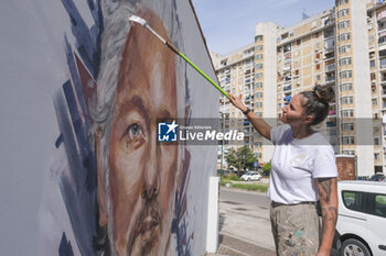 2023-10-18 - Trisha Palma napolitan street artist paints a portrait of Julian Assange, imprisoned in England awaiting extradition to the US because he is accused of leaking US national security information, The municipality of Naples will award Assange honorary citizenship - MURAL DEDICATED TO JULIAN ASSANGE IN NAPLES - NEWS - CHRONICLE