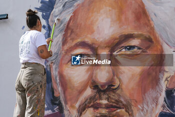 2023-10-18 - Trisha Palma napolitan street artist paints a portrait of Julian Assange, imprisoned in England awaiting extradition to the US because he is accused of leaking US national security information, The municipality of Naples will award Assange honorary citizenship - MURAL DEDICATED TO JULIAN ASSANGE IN NAPLES - NEWS - CHRONICLE