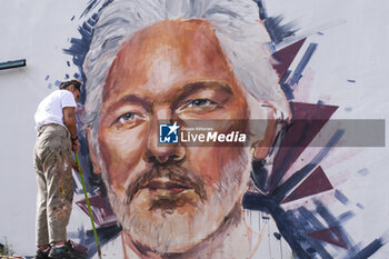 2023-10-18 - Trisha Palma napolitan street artist paints a portrait of Julian Assange, imprisoned in England awaiting extradition to the US because he is accused of leaking US national security information, The municipality of Naples will award Assange honorary citizenship - MURAL DEDICATED TO JULIAN ASSANGE IN NAPLES - NEWS - CHRONICLE