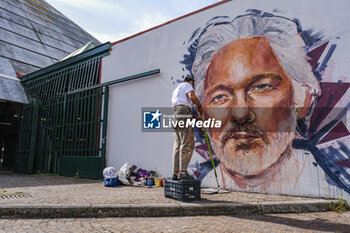 2023-10-18 - Trisha Palma napolitan street artist paints a portrait of Julian Assange, imprisoned in England awaiting extradition to the US because he is accused of leaking US national security information, The municipality of Naples will award Assange honorary citizenship - MURAL DEDICATED TO JULIAN ASSANGE IN NAPLES - NEWS - CHRONICLE