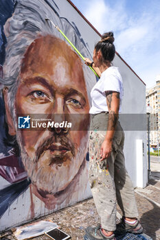 2023-10-18 - Trisha Palma napolitan street artist paints a portrait of Julian Assange, imprisoned in England awaiting extradition to the US because he is accused of leaking US national security information, The municipality of Naples will award Assange honorary citizenship - MURAL DEDICATED TO JULIAN ASSANGE IN NAPLES - NEWS - CHRONICLE