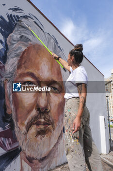 2023-10-18 - Trisha Palma napolitan street artist paints a portrait of Julian Assange, imprisoned in England awaiting extradition to the US because he is accused of leaking US national security information, The municipality of Naples will award Assange honorary citizenship - MURAL DEDICATED TO JULIAN ASSANGE IN NAPLES - NEWS - CHRONICLE