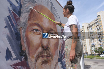 2023-10-18 - Trisha Palma napolitan street artist paints a portrait of Julian Assange, imprisoned in England awaiting extradition to the US because he is accused of leaking US national security information, The municipality of Naples will award Assange honorary citizenship - MURAL DEDICATED TO JULIAN ASSANGE IN NAPLES - NEWS - CHRONICLE