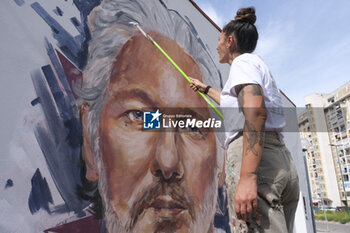 2023-10-18 - Trisha Palma napolitan street artist paints a portrait of Julian Assange, imprisoned in England awaiting extradition to the US because he is accused of leaking US national security information, The municipality of Naples will award Assange honorary citizenship - MURAL DEDICATED TO JULIAN ASSANGE IN NAPLES - NEWS - CHRONICLE