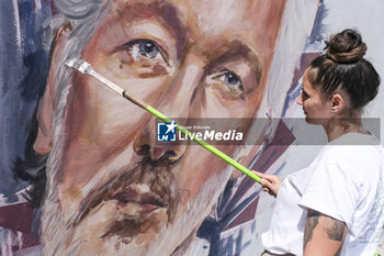 2023-10-18 - Trisha Palma napolitan street artist paints a portrait of Julian Assange, imprisoned in England awaiting extradition to the US because he is accused of leaking US national security information, The municipality of Naples will award Assange honorary citizenship - MURAL DEDICATED TO JULIAN ASSANGE IN NAPLES - NEWS - CHRONICLE