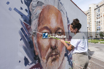 2023-10-18 - Trisha Palma napolitan street artist paints a portrait of Julian Assange, imprisoned in England awaiting extradition to the US because he is accused of leaking US national security information, The municipality of Naples will award Assange honorary citizenship - MURAL DEDICATED TO JULIAN ASSANGE IN NAPLES - NEWS - CHRONICLE