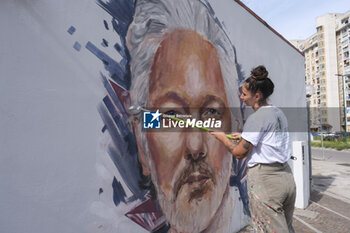 2023-10-18 - Trisha Palma napolitan street artist paints a portrait of Julian Assange, imprisoned in England awaiting extradition to the US because he is accused of leaking US national security information, The municipality of Naples will award Assange honorary citizenship - MURAL DEDICATED TO JULIAN ASSANGE IN NAPLES - NEWS - CHRONICLE