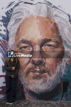 2023-11-10 - Mural dedicated to Julian Assange. It was unveiled today, 10 November 2023, in the Scampia neighbourhood of Naples by Stella Morris, wife and former lawyer of the Australian journalist and activist, founder of the website Wikileaks, jailed in the UK since 2019 on charges of espionage for revealing secret US documents. - JULIAN ASSANGE, MURAL UNVEILED IN NAPLES - NEWS - CHRONICLE
