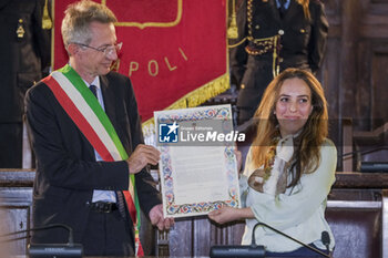2023-11-10 - As of today Julian Assange, former editor-in-chief of WikiLeaks, currently detained in England, is an honorary citizen of the city of Naples. The parchment, together with the city's medal, was presented by the mayor, Gaetano Manfredi, to Stella Moris, Assange's wife, during a solemn ceremony held in the Sala dei Baroni of the Maschio Angioino in Naples on 10 November, 2023. - NAPLES GRANTS HONORARY CITIZENSHIP TO ASSANGE - NEWS - CHRONICLE
