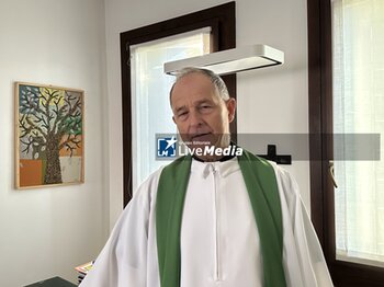 2023-11-20 - Don Franco parish priest Torreglia - NICOLA TURETTA, FILIPPO'S FATHER AND THE LAWYER EMANUELE COMPAGNO - NEWS - CHRONICLE
