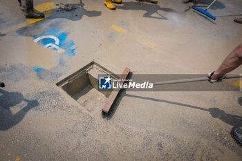 2023-05-21 - People working on a manhole - EMILIA ROMAGNA'S FLOOD, MAY 2023 - REPORTAGE - CHRONICLE