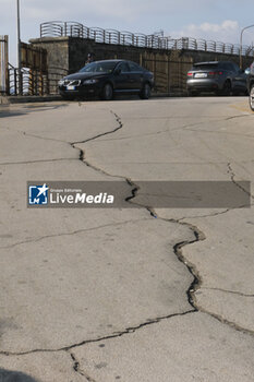 2023-10-04 - Cracks in the ground due to continuous earthquake tremors in Pozzuoli, the phenomenon commonly called bradyseism - CAMPI FLEGREI - REPORTAGE - CHRONICLE
