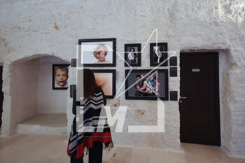 2023-04-03 - Visitor attending at Oliviero Toscani exhibition in Monopoli - OLIVIERO TOSCANI, PROFESSIONE FOTOGRAFO - NEWS - CULTURE