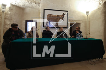 2023-04-03 - From left to right: Lorenzo Madaro (curator of the exhibition), Nicolas Ballario curator of the exhibition, Rosanna Perricci (Councillor for Culture - Monpoli), Oliviero Toscani and Angelo Annese (Mayor of Monopoli) - OLIVIERO TOSCANI, PROFESSIONE FOTOGRAFO - NEWS - CULTURE