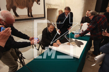 2023-04-03 - Oliviero Toscani signing a poster to Angelo Annese, Mayor of Monopoli - OLIVIERO TOSCANI, PROFESSIONE FOTOGRAFO - NEWS - CULTURE
