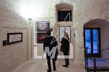 2023-04-03 - People visiting the photography exhibition 