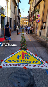 2023-06-25 - Processione dei Ceri ed infiorata / Procession of candles and flower display - statue of saint anthony of padua, carried on the shoulders of the faithful Rieti, Italy - PROCESSION OF CANDLES AND FLOWERS CARPET - SAINT ANTHONY RIETI, ITALY - REPORTAGE - CULTURE