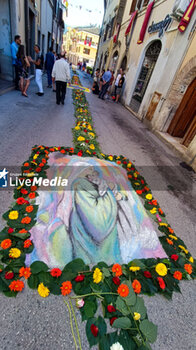2023-06-25 - Processione dei Ceri ed infiorata / Procession of candles and flower display - statue of saint anthony of padua, carried on the shoulders of the faithful Rieti, Italy - PROCESSION OF CANDLES AND FLOWERS CARPET - SAINT ANTHONY RIETI, ITALY - REPORTAGE - CULTURE