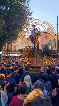 2023-06-25 - statue of saint anthony of padua, carried on the shoulders of the faithful - Processione dei Ceri ed infiorata / Procession of candles and flower display - sRieti, Italy - PROCESSION OF CANDLES AND FLOWERS CARPET - SAINT ANTHONY RIETI, ITALY - REPORTAGE - CULTURE